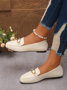 Chaussures plates à bout carré pour femmes, coupe large, à la mode, à porter au quotidien, avec chaîne en métal, basses, en PU beige, légères et confortables, pour l'extérieur, grande taille 36-43