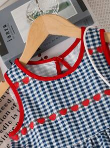 Vestido de cuadros azul y blanco vintage para niña, vestido de cuadros con estilo universitario retro con bajo de volantes en capas, dulce y lindo, con mini bolso a juego. La tela de cuadros azul y blanca se complementa con pequeños detalles de corazones rojos, creando un look de colegiala fresco y adorable. El diseño de volantes en capas le da una silueta fluida y dinámica