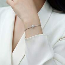 1 件 1 克拉圆形莫桑石手链，18K 镀金 S925 纯银，四爪镶嵌主石和密钉设计链条，可调节抽绳，简约优雅风格，非常适合生日、周年纪念、节日礼物，附有 GRA 证书 - 銀色 - 查看 4