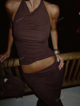 Conjunto de 2 piezas de top corto ajustado con cuello halter y espalda al descubierto, y minifalda ajustado sexy