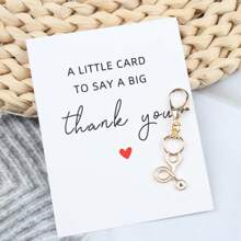 1 pièce Porte-clés unique breloque "Pocket Hug" avec Merci - Inclut un cœur, un bonnet d'infirmière, un design de stéthoscope, avec une carte de remerciement. Parfait comme cadeau de remerciement pour les médecins, les infirmières, les équipes médicales, le personnel EMS communautaire. Idéal pour la Journée des infirmières, cadeau de rétablissement, accessoire de voiture, pendentif de sac