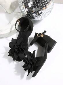 1 Pair Girls Sandals With Seaweed Flower, Rhinestone Pendant, Low Heel, Round Toe, Closed Toe, Chunky Heel, Fashion Retro Durable Comfortable Children High Heel Sandals, Suitable For 3-15 Years Old Boys And Girls, Campus, Dance Show, Party, Daily, Beach, Spring/Summer 2025 New Arrival