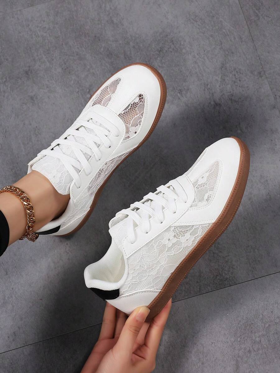 حذاء نسائي تصميم ألماني ذو طراز رياضي كاجوال ألأخمص منخفض موديل صيف 2025، أحذية رياضية كلاسيكية بلون أبيض