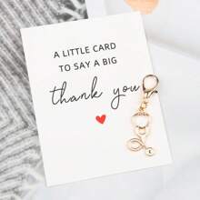 1 pièce Porte-clés unique breloque "Pocket Hug" avec Merci - Inclut un cœur, un bonnet d'infirmière, un design de stéthoscope, avec une carte de remerciement. Parfait comme cadeau de remerciement pour les médecins, les infirmières, les équipes médicales, le personnel EMS communautaire. Idéal pour la Journée des infirmières, cadeau de rétablissement, accessoire de voiture, pendentif de sac
