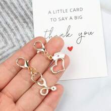 1 pièce Porte-clés unique breloque "Pocket Hug" avec Merci - Inclut un cœur, un bonnet d'infirmière, un design de stéthoscope, avec une carte de remerciement. Parfait comme cadeau de remerciement pour les médecins, les infirmières, les équipes médicales, le personnel EMS communautaire. Idéal pour la Journée des infirmières, cadeau de rétablissement, accessoire de voiture, pendentif de sac