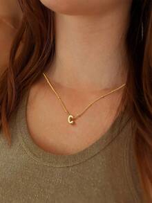 小巧立体字母气球3D字母镀金吊坠项链，女士个性化珠宝 - 金色 - 查看 4