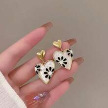 1 paire de boucles d'oreilles à goutte d'huile à motif cœur en noir et blanc, convenant aux femmes pour un port quotidien et professionnel toute l'année