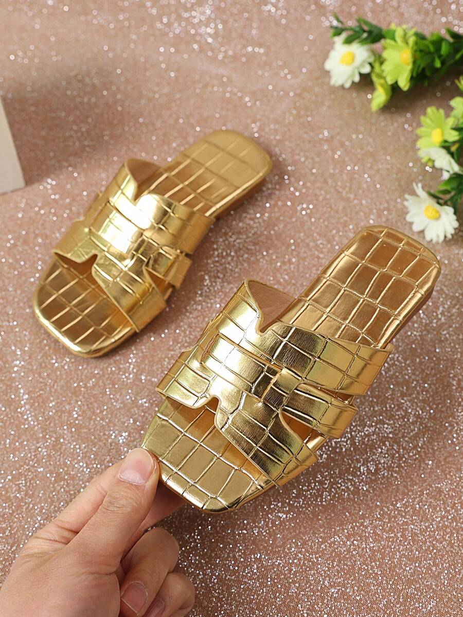 1 par de sandalias doradas brillantes de moda para niñas pequeñas, correa de PU con rayas de espejo, planas de punta abierta antideslizantes y cómodas, lujosas y lindas, tipo romano para el hogar, adecuadas para niños y niñas de 3 a 15 años, uso diario casual, fiesta, viaje, primavera/verano 2025