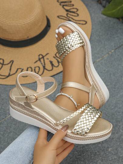 Sandali con zeppa e cinturino alla caviglia, in stile casual e confortevole, dal design semplice adatto per donne più mature, in jeans blu, nero e con suola nera, nuovi arrivi per l'estate