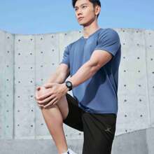 XTEP ملابس تدريب صيفية جديدة للرجال، قميص رياضي قصير الأكمام ماص للرطوبة وسريع الجفاف، قطعة رياضية نصف كم تنفس قابلة للتهوية، رقم المنتج 875229A70154