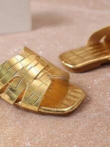 1 par de sandalias doradas brillantes de moda para niñas pequeñas, correa de PU con rayas de espejo, planas de punta abierta antideslizantes y cómodas, lujosas y lindas, tipo romano para el hogar, adecuadas para niños y niñas de 3 a 15 años, uso diario casual, fiesta, viaje, primavera/verano 2025