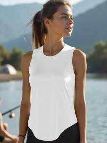 Camiseta de tirantes para mujer de color blanco con dobladillo redondeado y corte de hombros ancho que realza la silueta, ideal para el gimnasio, entrenamiento, clases de yoga y carreras matutinas al aire libre