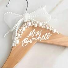 Spersonalizowana suknia ślubna z perłami, drewniany wieszak, zaręczyny, wieczór panieński, wieczór panieński, dekoracja, druhna, panna młoda, żona, prezent, wielofunkcyjny, ozdobny, wielokrotnego użytku, wykwintny, stylowy, wysokiej jakości, kolorowy, nowoczesny, niestandardowy, spersonalizowany, niepowtarzalny, do domu, ogrodu, biura, na rocznice, walentynki, dzień matki, urodziny, dzień ojca, ukończenie szkoły, śluby, parapetówkę, wystrój domu, wystrój wnętrz, grafika, dom i życie, nawiedz swój dom, pamiątki