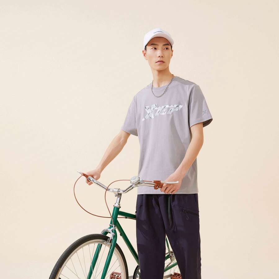 XTEP 男女短袖百搭半袖情侣款官方印花休闲T恤男士短T运动上衣877229010251 - 岩漿灰 - 查看 1