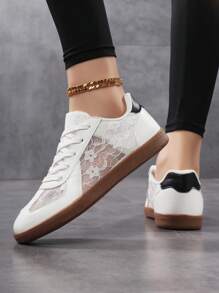 حذاء نسائي تصميم ألماني ذو طراز رياضي كاجوال ألأخمص منخفض موديل صيف 2025، أحذية رياضية كلاسيكية بلون أبيض