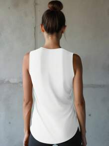 Camiseta de tirantes para mujer de color blanco con dobladillo redondeado y corte de hombros ancho que realza la silueta, ideal para el gimnasio, entrenamiento, clases de yoga y carreras matutinas al aire libre