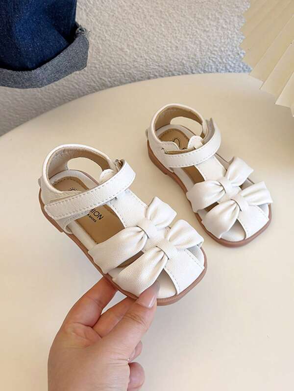 Sandali da ragazza, moda estiva 2025 nuova, casual, con punta chiusa, suola morbida, scarpe da principessa per bambini piccoli