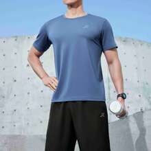 XTEP ملابس تدريب صيفية جديدة للرجال، قميص رياضي قصير الأكمام ماص للرطوبة وسريع الجفاف، قطعة رياضية نصف كم تنفس قابلة للتهوية، رقم المنتج 875229A70154