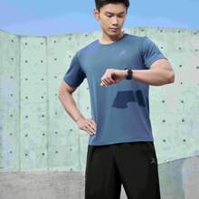 XTEP ملابس تدريب صيفية جديدة للرجال، قميص رياضي قصير الأكمام ماص للرطوبة وسريع الجفاف، قطعة رياضية نصف كم تنفس قابلة للتهوية، رقم المنتج 875229A70154