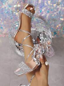 Damen Sandaletten mit mittlerem Absatz und dicht eingebetteten Strass, mit funkelnden Strass-Kreuzriemen und transparentem Kristall-Blockabsatz, geeignet für Partys, Galas, Urlaube, Strände, Bälle in Champagner, Silber, Weiß und Schwarz mit Strass, bequem und auffallend - Silber - Übersicht 6