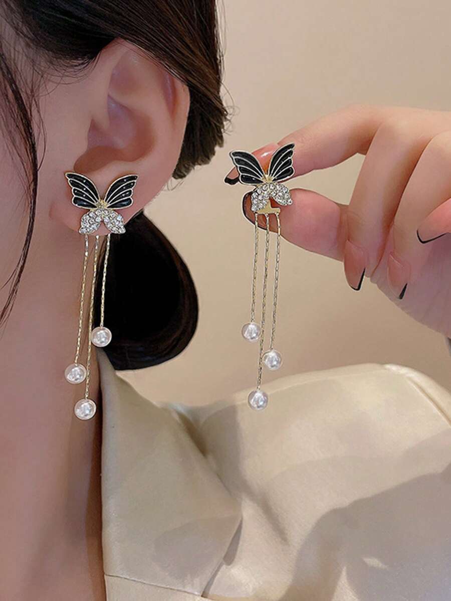 زوج من الأقراط الطويلة المنسدلة والمزينة بالخرز والشرابات على شكل فراشة قطرة زيت باللون الأسود، جذاب وأنيق للنساء