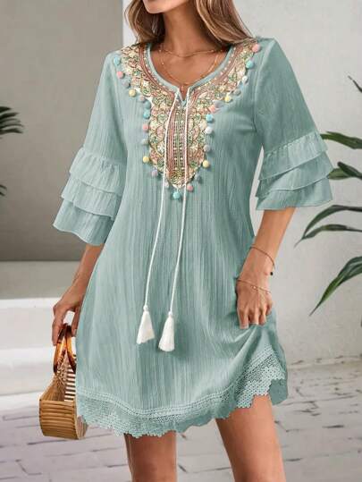 Vestido de mujer con cuello en V y detalles bordados, manga 1/3 con volantes, decoración con flecos, vestido de playa y vacaciones