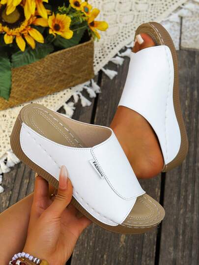 全新夏季时尚金色坡跟穆勒鞋，采用柔软舒适透气的优质PU皮革制成，金色设计时尚百搭，坡跟设计舒适提拉，适合日常穿着、休闲聚会、家庭活动等场合，是年轻人轻松展现时尚活力的必备单品。防滑耐用的鞋底，穿着舒适。优雅大方，适合各种场合。