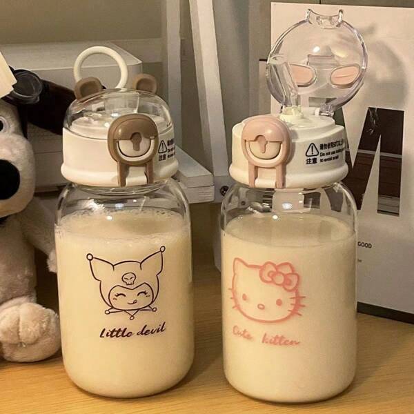 Sanrio Taza con pajita de Hello Kitty de Sanrio con diseño de perro Patcha de 500ml, taza de plástico con pajita resistente al calor con diseño de pata de gato, ideal para fiestas de Día del Niño, Halloween, Pascua como una taza linda y sencilla, esencial para salidas al aire libre, temporada de graduación y apertura de escuelas, también se puede regalar a amigos. Una taza con pajita linda y divertida que se puede usar todo el año.