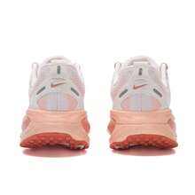 Nike Zapatillas de running Vomero 18 para mujer con amortiguación, deportivas para exteriores, para correr en carretera y entrenamiento físico HM6804-601 - Rosa suave/Rojo raíz de rubia/Rojo raíz de rubia claro/Naranja ágata - Ver 5