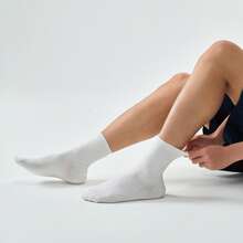 XTEP Calcetines deportivos para hombres, genuinos, cómodos y transpirables, de color liso, en paquete de tres pares. Referencia 878139560045