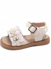 这款广受欢迎的白色儿童凉鞋采用白色鞋带和金属扣设计，鞋面为褶皱白色，并饰有仿珍珠。甜美优雅的风格是夏季时尚之选，适合儿童日常穿着和度假，适合3-12岁的儿童。 - 米色 - 查看 5