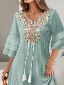 Vestido de mujer con cuello en V y detalles bordados, manga 1/3 con volantes, decoración con flecos, vestido de playa y vacaciones