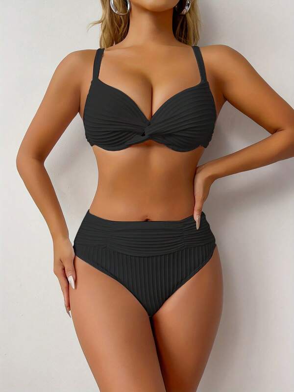 Bikini con coppe dure in tessuto liscio, di moda per l'estate