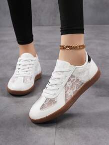 حذاء نسائي تصميم ألماني ذو طراز رياضي كاجوال ألأخمص منخفض موديل صيف 2025، أحذية رياضية كلاسيكية بلون أبيض