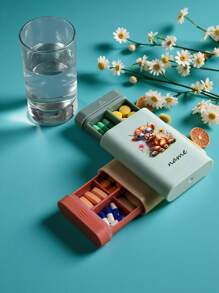 1 pezzo Contenitore portapillole personalizzabile a 6 scomparti, mini contenitore da viaggio, contenitore impermeabile per medicinali e vitamine, dispenser e organizer per pillole, scatola portamediche per campeggio, escursionismo e caccia, con stampa alfabeto di 26 lettere, accessori da viaggio per il pronto soccorso, essenziali per dormitori