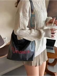 Personalizowana torba listonoszka w stylu retro z szerokim paskiem i personalizowanym imieniem, personalizowany proces haftu, damska torba na ramię, modna torebka, modny wzór motyla, idealny wybór na zakupy w czasie wolnym, a także wyjątkowy prezent świąteczny, prezent z okazji ukończenia szkoły, prezent na Dzień Matki i prezent do ręki.