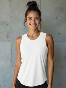 Camiseta de tirantes para mujer de color blanco con dobladillo redondeado y corte de hombros ancho que realza la silueta, ideal para el gimnasio, entrenamiento, clases de yoga y carreras matutinas al aire libre