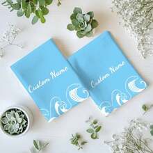 مجموعة منشفة مطبخ وقطعة قماش غسيل مخصصة باسم على خلفية زرقاء ذات نمط موجي، ديكور منزلي، منشفة يد للحمام، اكسسوارات، ديكور شقة، هدية ضرورية لتدشين المنزل الجديد للنساء، الأم، الجدة، الزوجة، ديكور حمام، ديكور خريفي، أساسيات الشاطئ، عودة إلى المدرسة، منشفة استحمام لصالون التجميل، الفندق، الرياضة، أساسيات المنزل، منشفة، العناية بالبشرة - أزرق سماوي - مشاهدة 8