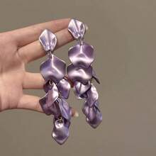 1 par de aretes con pétalos de rosa largos, adecuados para ocasiones formales y uso diario