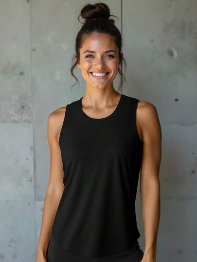 Regata esportiva com corte nadador e bainha curva, apresentando um visual esportivo leve, perfeito para treinos na academia, caminhadas e estilo urbano casual