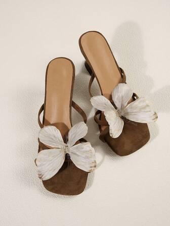 Fyrkantig tå nischdesign fjäril 2025 vår/sommar Ny ankomst-rem högklackade sandaler, gudinna stil tjocka klacktofflor