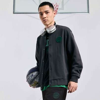 XTEP Chaqueta para hombre, otoño 2024, estilo retro americano con cuello alto, corte holgado, cortavientos ligero, número de estilo 876329060097.