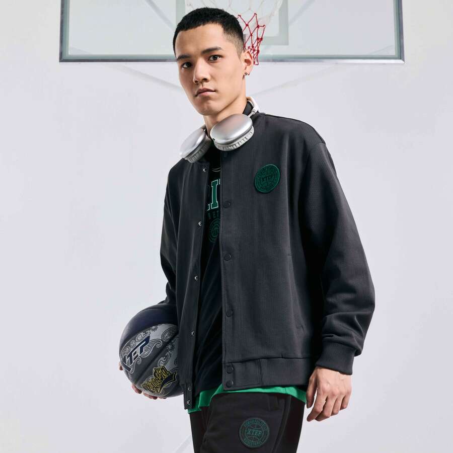 XTEP Men's Jacket, Fall 2024 American Retro Stand Collar Loose-Fit Lightweight Windbreaker, Style Number 876329060097.