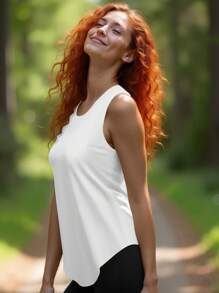 Camiseta de tirantes para mujer de color blanco con dobladillo redondeado y corte de hombros ancho que realza la silueta, ideal para el gimnasio, entrenamiento, clases de yoga y carreras matutinas al aire libre