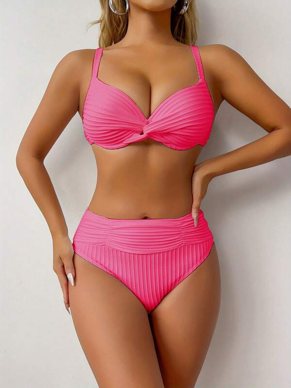 Bikini a vita alta con texture e tinta unita, adatto per spiaggia e vacanze