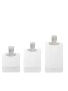 Un set de 3 piezas de cosméticos, que incluye loción, gel de ducha y champú, es portátil para viajes de negocios y viajes, y está empacado en bolsas desechables de vuelta a la escuela