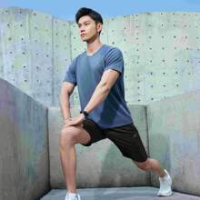 XTEP ملابس تدريب صيفية جديدة للرجال، قميص رياضي قصير الأكمام ماص للرطوبة وسريع الجفاف، قطعة رياضية نصف كم تنفس قابلة للتهوية، رقم المنتج 875229A70154