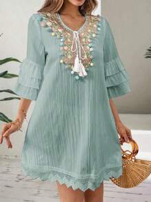 Vestido de mujer con cuello en V y detalles bordados, manga 1/3 con volantes, decoración con flecos, vestido de playa y vacaciones