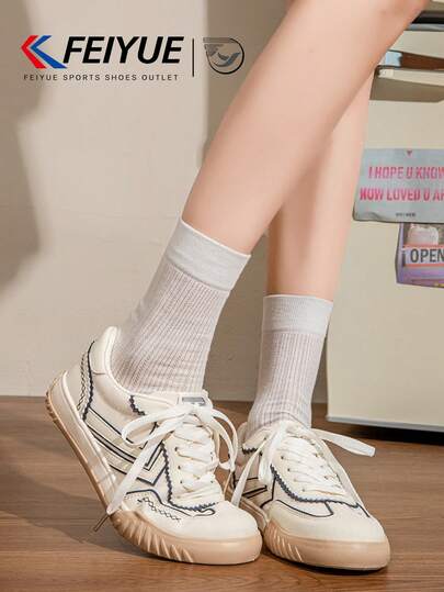 FEIYUE. One Pair Of FEIYUE Women's Front-Laced Canvas Shoes. They Are Lightweight, Comfortable, Versatile, Breathable, Low-Top Casual Sports Shoes For Women.