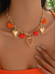 1 pieza Elegante y de moda Colgante de collar personalizado con forma de corazón de color dorado y resina, en colores naranja y rojo, con un patrón floral irregular, adecuado para uso diario, vacaciones y fiestas a juego con atuendos sexys. Tenga en cuenta que puede haber marcas ligeras de moldeado por inyección en la parte inferior de cada colgante de resina.